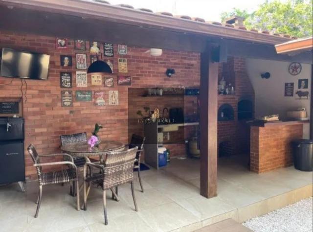 Fábio B Broker vende linda casa em condomínio fechado, com 4 quartos sendo 1 suite