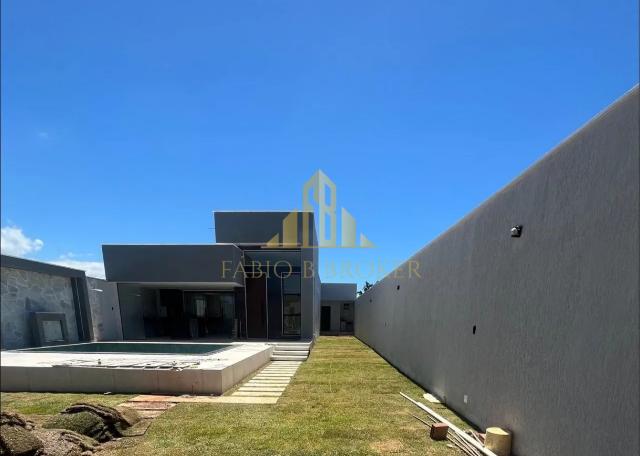 Fábio B Broker vende casa de alto padrão em Itaipuaçu com 4 quartos 3 banheiros, aceita permuta.