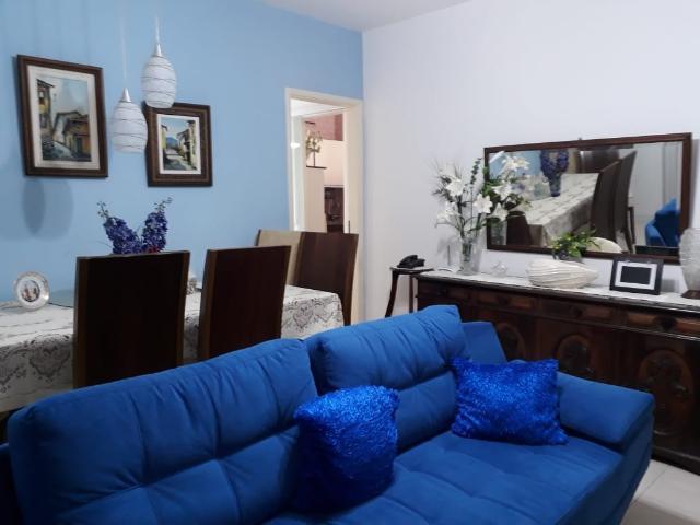 Excelente apartamento na praia de Icaraí, amplo, 2 quartos, 1 vaga. Entrar e morar!